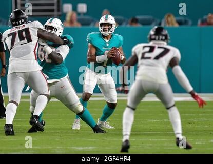 Miami Gardens, Usa. August 2021. Miami Dolphins Quarterback Tua Tagovailoa (1) sucht in der ersten Halbzeit gegen die Atlanta Falcons in einem Vorsaison-Spiel im Hard Rock Stadium in Miami Gardens, Florida, am Samstag, den 21. August 2021, nach einem Empfänger. Die Delfine gewannen, 37-17. (Foto von Michael Laughlin/South Florida Sun Sentinel/TNS/Sipa USA) Quelle: SIPA USA/Alamy Live News Stockfoto