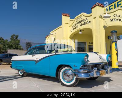 Rancho Cucamonga, USA - 1. Oktober 2017: Classic 1956 Ford 2-türig Fairlane Victoria in Bermuda Blau und Colonial White auf der Cucamonga Service Sta ausgestellt Stockfoto