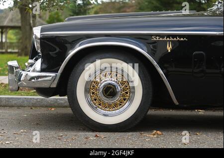 Vorderradkotflügel links, Rad und Reifen des klassischen 1957 Studebaker Golden Hawk. Stockfoto