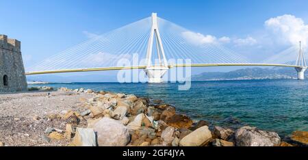 Die Rio-Antirrio-Brücke, eine der längsten mehrspan-Kabelbrücken der Welt und die längste vollständig aufgehängte Brücke. In Griechenland, Europa Stockfoto