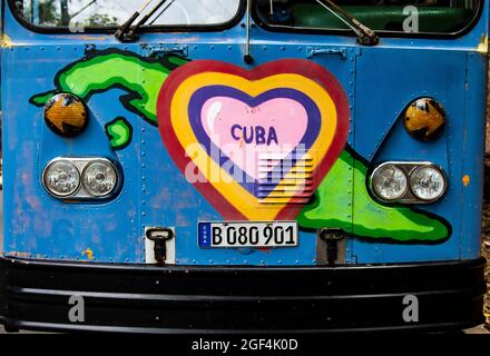 Kubanisches Kunstwerk auf der Vorderseite eines Busses in Havanna, Kuba Stockfoto