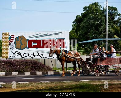 Taxi-Radtour mit Pferd und Menschen in der Stadt Cienfuegos, Kuba Stockfoto