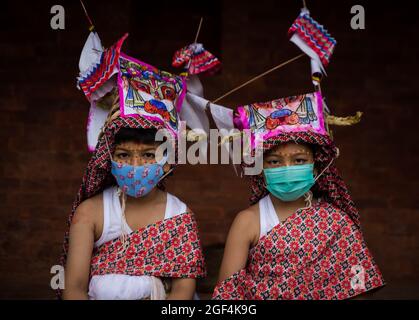 Kathmandu, Nepal. August 2021. Kinder in traditionellen Kostümen nehmen an dem Fest Teil.die Menschen feiern das Gai Jatra- oder Kuhfest im Gedenken an die verstorbenen Seelen im vergangenen Jahr für Rettung und Frieden. Es wird angenommen, dass Kühe die verstorbenen Seelen dazu führen, den Fluss zu überqueren, um in den Himmel zu gelangen. Kredit: SOPA Images Limited/Alamy Live Nachrichten Stockfoto