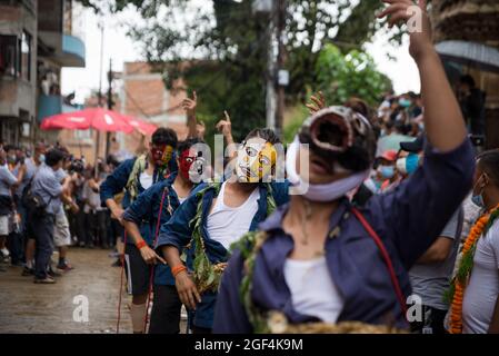 Kathmandu, Nepal. August 2021. Die Teilnehmer sahen sich während des Festivals in traditionellen Kostümen gekleidet und tanzten.die Menschen feiern das Gai Jatra- oder Kuhfest im Gedenken an die verstorbenen Seelen im vergangenen Jahr für Rettung und Frieden. Es wird angenommen, dass Kühe die verstorbenen Seelen dazu führen, den Fluss zu überqueren, um in den Himmel zu gelangen. Kredit: SOPA Images Limited/Alamy Live Nachrichten Stockfoto