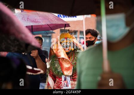 Kathmandu, Nepal. August 2021. Während des Festivals tritt ein Mann in traditioneller Tracht auf.die Menschen feiern das Gai Jatra- oder Kuhfest in Erinnerung an die verstorbenen Seelen im vergangenen Jahr für Rettung und Frieden. Es wird angenommen, dass Kühe die verstorbenen Seelen dazu führen, den Fluss zu überqueren, um in den Himmel zu gelangen. Kredit: SOPA Images Limited/Alamy Live Nachrichten Stockfoto