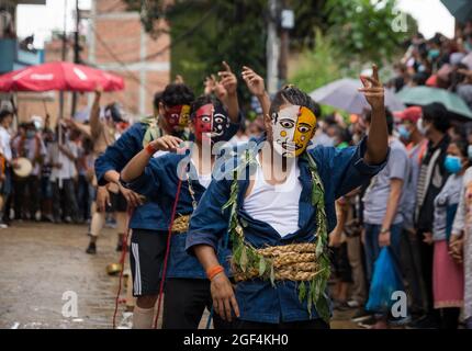 Kathmandu, Nepal. August 2021. Die Teilnehmer sahen sich während des Festivals in traditionellen Kostümen gekleidet und tanzten.die Menschen feiern das Gai Jatra- oder Kuhfest im Gedenken an die verstorbenen Seelen im vergangenen Jahr für Rettung und Frieden. Es wird angenommen, dass Kühe die verstorbenen Seelen dazu führen, den Fluss zu überqueren, um in den Himmel zu gelangen. (Foto von Bivas Shrestha/SOPA Images/Sipa USA) Quelle: SIPA USA/Alamy Live News Stockfoto