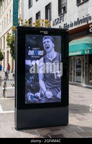 Plakatwand der slowenische Profi-Basketballspieler Luka Doncic - Ljubljana, Slowenien Stockfoto