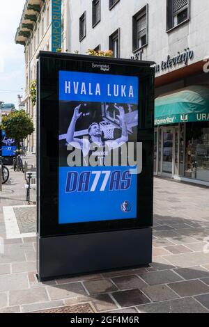 Plakatwand der slowenische Profi-Basketballspieler Luka Doncic - Ljubljana, Slowenien Stockfoto