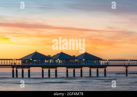 Deutschland, Mecklenburg-Vorpommern, Heringsdorf, Pier Heringsdorf bei stimmungsvollen Abenddämmerung Stockfoto