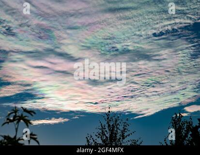 Schillernde Wolken: Wunderschöne Pastell- oder Ölfarben in den Wolken, verursacht durch die Streuung des Sonnenlichts. Stockfoto