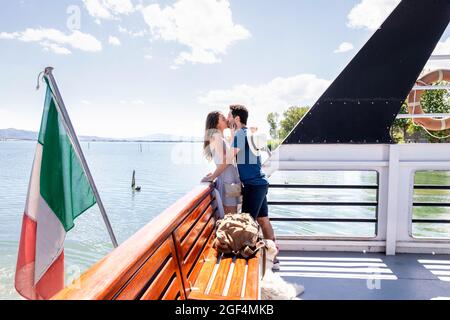 Ein Paar küsst sich, während es im Fährschiff steht Stockfoto