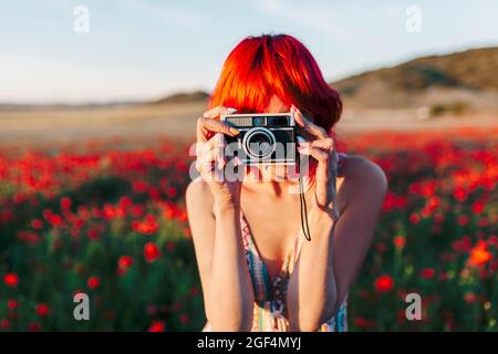 Frau, die während des Sonnenuntergangs fotografiert Stockfoto