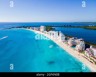 Mexiko, Quintana Roo, Cancun, Luftaufnahme der Küstenstadt, umgeben von blauem Wasser des Karibischen Meeres Stockfoto