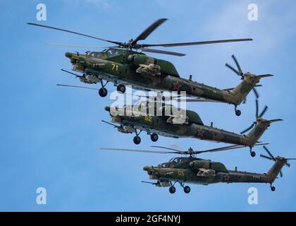 KUBINKA, RUSSLAND - 15. Mai 2021: Attack hubschraubers Mil Mi-28, STRIZHI Aerobatic Team 30TH Anniversary Event. Stockfoto