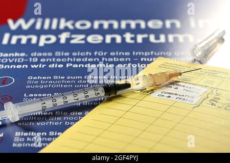 Dokumentation der ersten und zweiten Impfung mit BioNTech/Pfizer COVID-19 Impfstoffkommission in einem deutschen Impfzentrum. Stockfoto