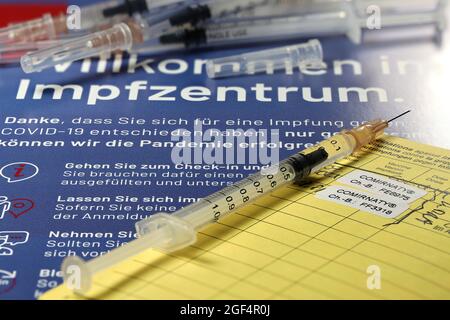 Dokumentation der ersten und zweiten Impfung mit BioNTech/Pfizer COVID-19 Impfstoffkommission in einem deutschen Impfzentrum. Stockfoto