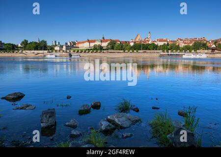 Polen, Woiwodschaft Masowien, Warschau, Ufer der Weichsel mit alten Stadtgebäuden im Hintergrund Stockfoto