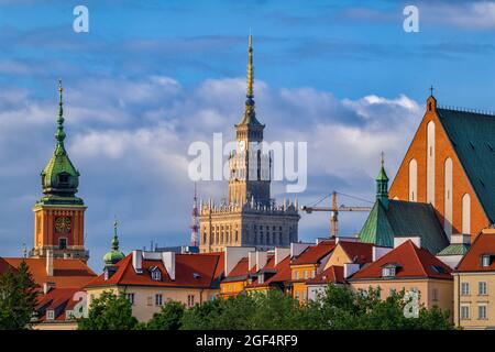 Polen, Woiwodschaft Masowien, Warschau, Altstadthäuser mit Turm des Königsschlosses, Palast der Kultur und Wissenschaft und Erzkathedrale St. Johns im Hintergrund Stockfoto