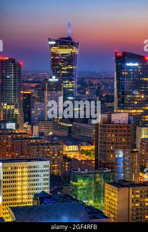 Polen, Woiwodschaft Masowien, Warschau, Innenstadt in der späten Abenddämmerung Stockfoto