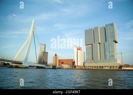 Niederlande, Südholland, Rotterdam, Erasmusbrug mit Hotel im Hintergrund Stockfoto