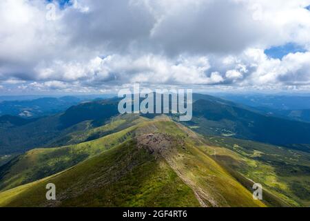 Touristen auf der Spitze des Mount Hoverla Luftaufnahme Stockfoto