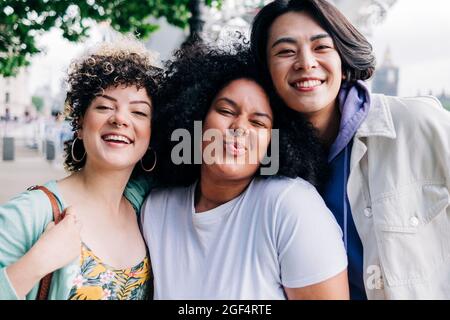Lächelnde männliche und weibliche multiethnische Freunde Stockfoto