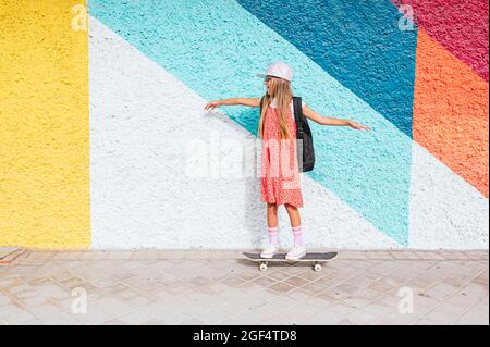 Mädchen stehen auf skateboard Stockfoto