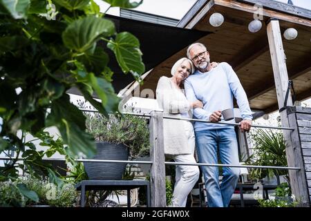 Reifes Paar, das zusammen auf dem Balkon steht Stockfoto