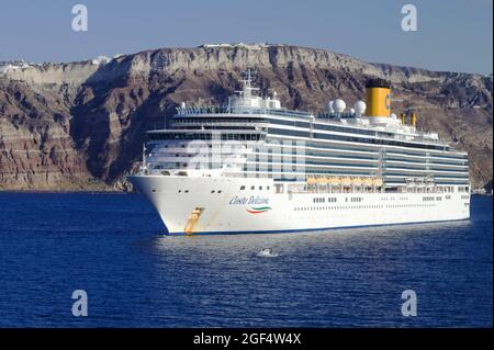 Santorini - Griechenland - September 25 2019 : Festanlegezeit für ein Kreuzfahrt-Schiff in der Caldera. Landschaftsaufnahme. Stockfoto