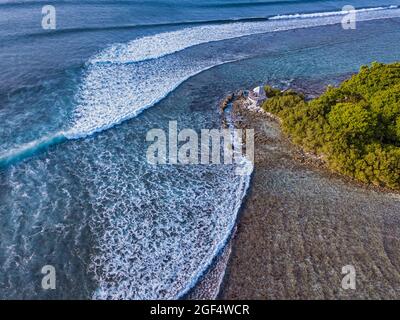 Luftaufnahme des Surfspots in der Nähe der Insel Kanifinolhu Stockfoto