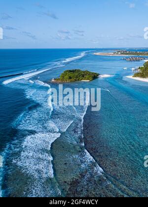 Luftaufnahme des Surfspots in der Nähe der Insel Kanifinolhu Stockfoto