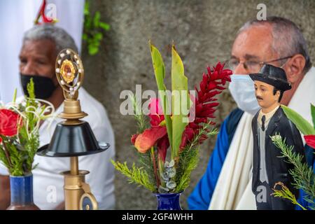 Ein Priester betet und betet mit der Reliquie des Seligen in einer beliebten Gegend von Caracas. Relikt des seligen José Gregorio Hernández. Caracas, Venetizu Stockfoto