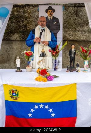 Ein Priester betet und betet mit der Reliquie des Seligen in einer beliebten Gegend von Caracas. Relikt des seligen José Gregorio Hernández. Caracas, Venetizu Stockfoto