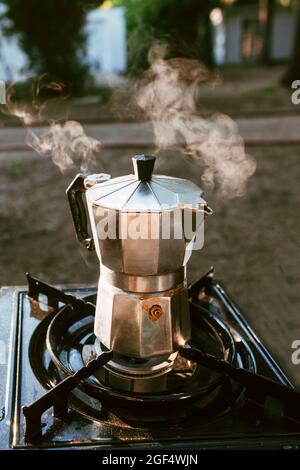 Kaffeekocher auf dem Campingplatz Stockfoto