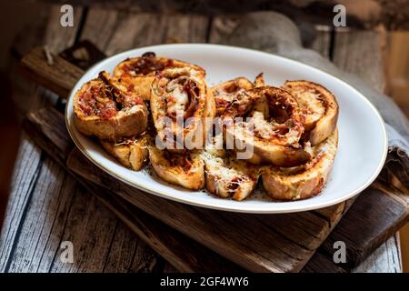 Kohlenhydratarme Pizzarollen mit Schinken, Käse und Tomatensauce Stockfoto