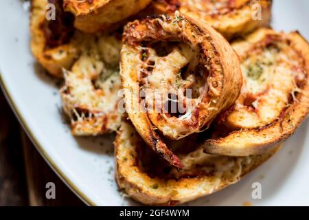 Kohlenhydratarme Pizzarollen mit Schinken, Käse und Tomatensauce Stockfoto