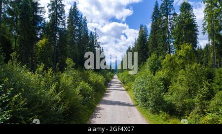 Der Berg Hoverla von der Straße. Karpaten in der Ukraine Luftaufnahme Stockfoto