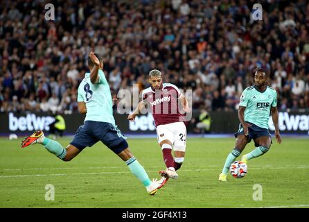 West Ham United sagte, dass Benrahma (Mitte) während des Premier League-Spiels im Londoner Stadion das zweite Tor ihrer Spielmannschaft erzielt. Bilddatum: Montag, 23. August 2021. Stockfoto