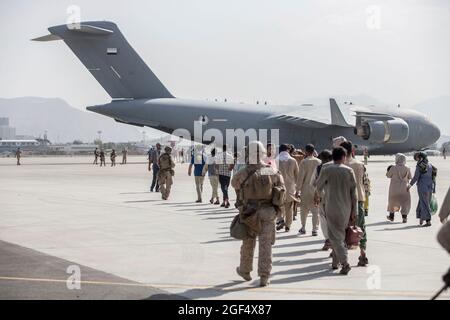 Evakuierungen werden während einer Evakuierung am Hamid Karzai International Airport, Kabul, Afghanistan, am 21. August 2021 zu einer Boeing C-17 Globemaster III der US-Luftwaffe gebracht. US-Dienstmitglieder unterstützen das Außenministerium bei einer geordneten Abseichung von designiertem Personal in Afghanistan. Obligatorische Gutschrift: Samuel Ruiz/US Marine Corps über CNP Stockfoto