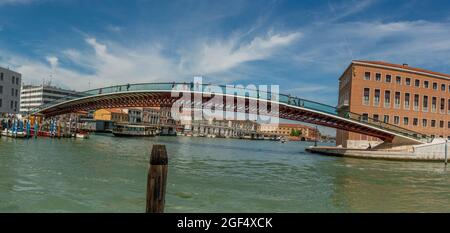 Venedig Italien 5. Juli 2021: Die Brücke, die vom spanischen Architekten Santiago Calatrava entworfen und hauptsächlich aus Stahl und Glas gebaut wurde, Stockfoto