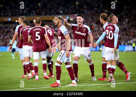 West Ham United sagte, dass Benrahma (Mitte) das zweite Tor seiner Spielmannschaft während des Premier League-Spiels im Londoner Stadion feiert. Bilddatum: Montag, 23. August 2021. Stockfoto