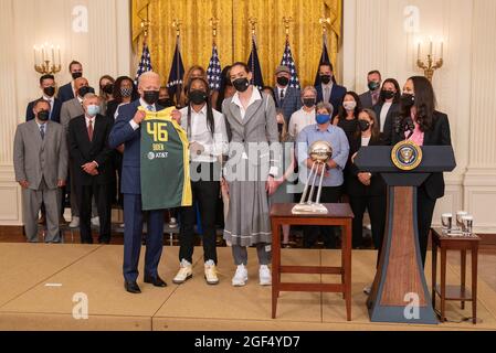 Präsident Joe Biden erhält ein Mannschaftstrikot von Jewell Loyd, Mitte und Breanna Stewart, rechts, vom Seattle Storm, nachdem sie am Montag, den 23. August 2021, die WNBA-Meisterschaft 2020 im Weißen Haus in Washington, DC gewonnen haben. Foto von Ken Cedeno/Pool/ABACAPRESS.COM Stockfoto