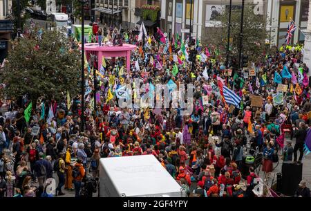 London, Großbritannien. August 2021. Mitglieder der Extinction Rebellion haben an der geschäftigen Kreuzung in der St. Martin's Lane ein Lager mit einem riesigen rosafarbenen Tisch mit der Botschaft ‘Komm an den Tisch' eingerichtet. Mitglieder der Extinction Rebellion versammeln sich zu Beginn des zweiwöchigen Protests. Sie wollen, dass die Regierung schneller gegen den Klimawandel handelt. Kredit: Mark Thomas/Alamy Live Nachrichten Stockfoto