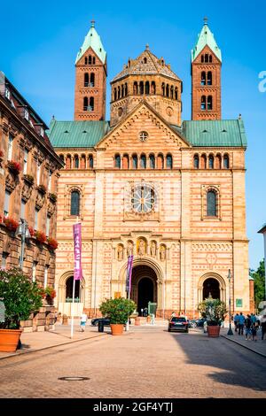 Speyer, Deutschland - 21. August 2021: Der Dom zu Speyer in Deutschland, von den Römern gegründet, ist eine der ältesten Städte Deutschlands Stockfoto