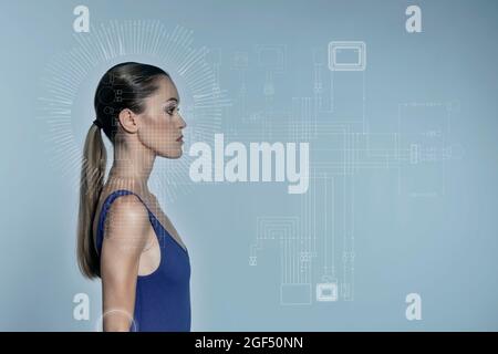 Frau schaut weg über blauen Hintergrund Stockfoto