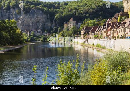 Frankreich, Dordogne, La Roque-Gageac, Historisches Dorf am Ufer des Flusses Dordogne im Sommer Stockfoto