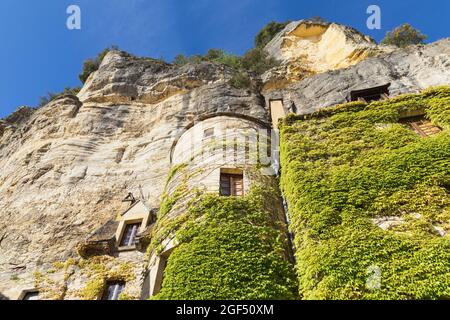 Frankreich, Dordogne, La Roque-Gageac, Ivy überwuchtiges Haus an der Klippe Stockfoto