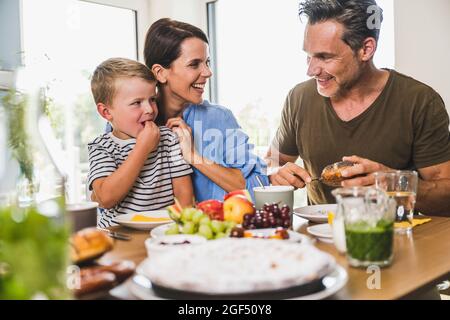 Glückliche Familie frühstücken zu Hause Stockfoto