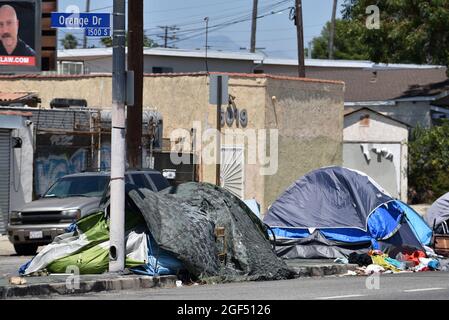 Los Angeles, CA USA - 30. Juni 2021: Obdachlosenlager vor Häusern einer Verkehrsinsel auf dem Venice Boulevard am westlichen Ende von Los Angeles Stockfoto