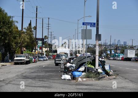 Los Angeles, CA USA - 30. Juni 2021: Obdachlosenlager auf einer Verkehrsinsel am Venice Boulevard in Los Angeles Stockfoto